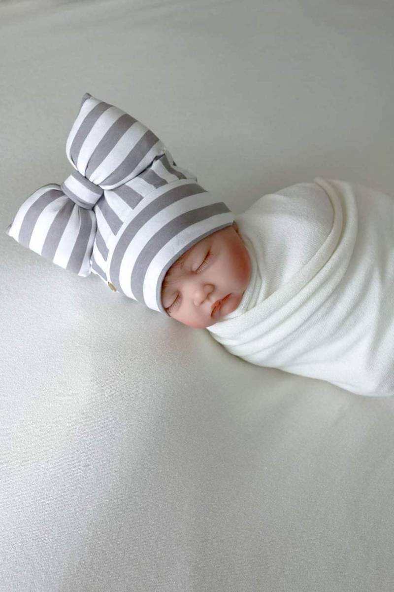 Beanie Mütze Schleife in Grau Gestreift von BigBowBow