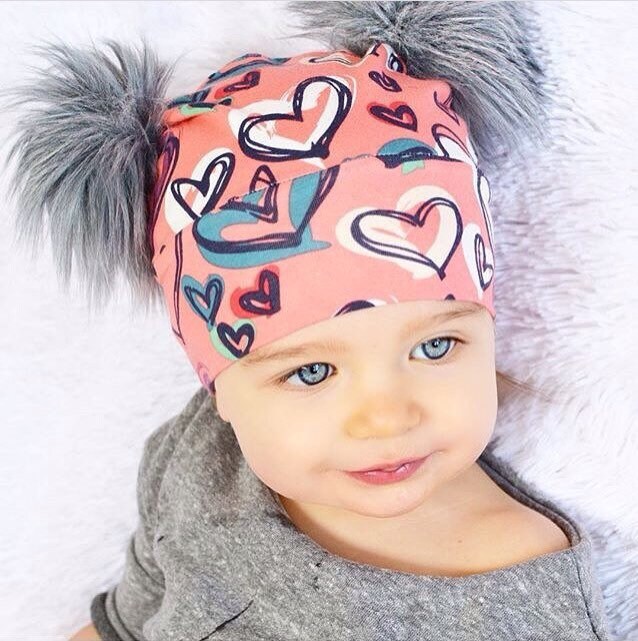 Fröhliche Herz Mütze Pom Fell von BigBowBow