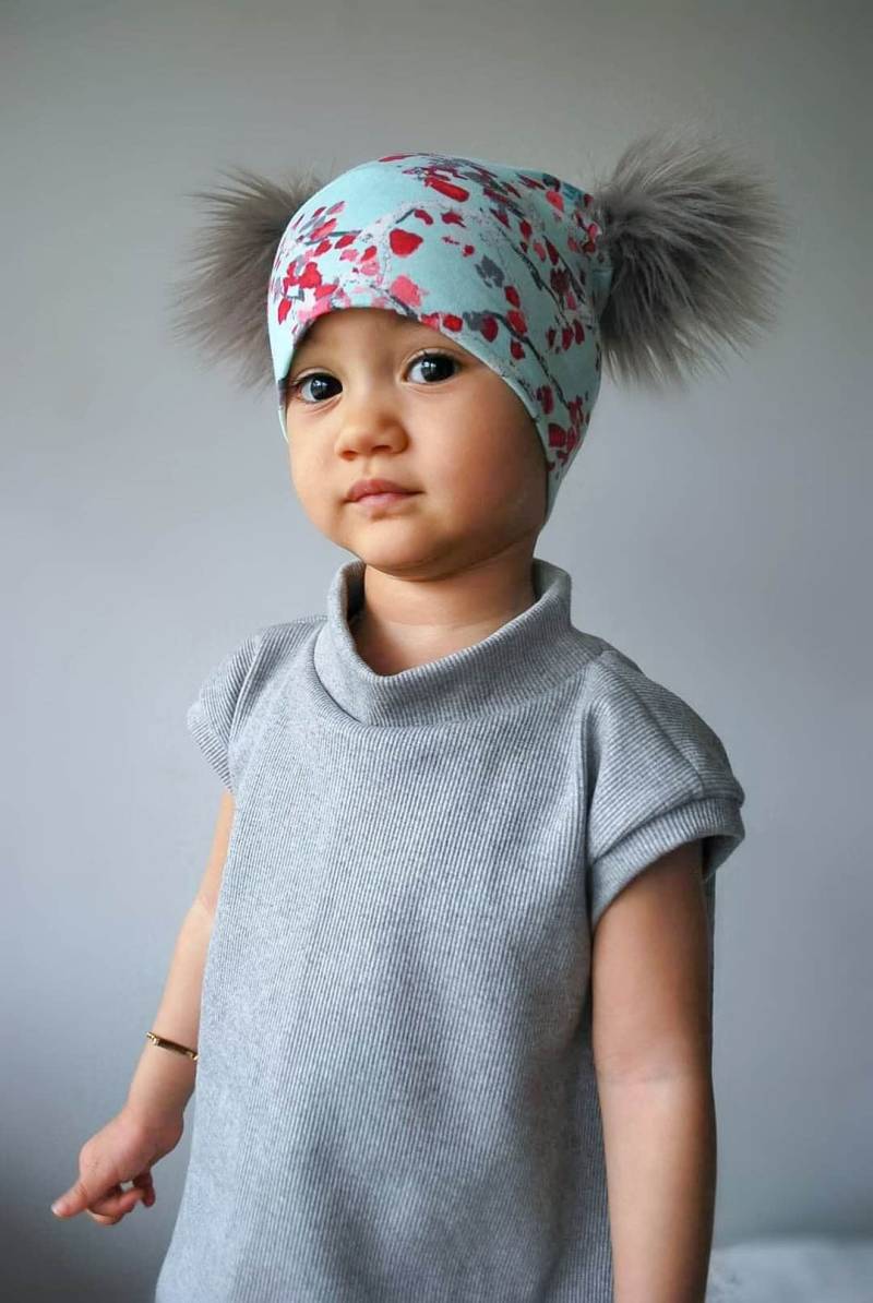 Mütze Pom Aus Fell Im Wunderland Mit Blumen von BigBowBow