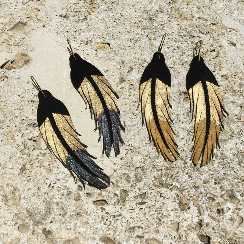 Kurz - Feder Ohrringe 11, 5 cm Schwarzes Wildleder Mit Zinn Oder Ockergelb Bemalung Leder Lederschmuck von BigImaginationDesign