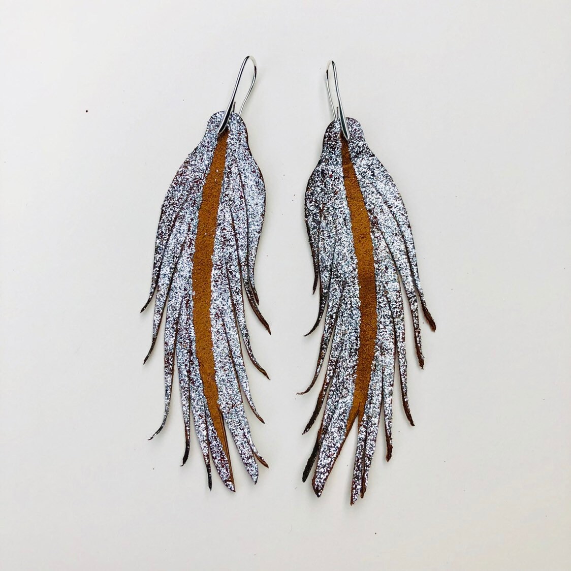 Kurze Feder Ohrringe - 11, 5 cm Silber Glitzer Statement Boho Leder von BigImaginationDesign