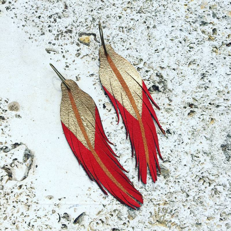 Kurze Feder Ohrringe - Leder 11, 5 cm Wildleder Mit Rot Und Gold von BigImaginationDesign