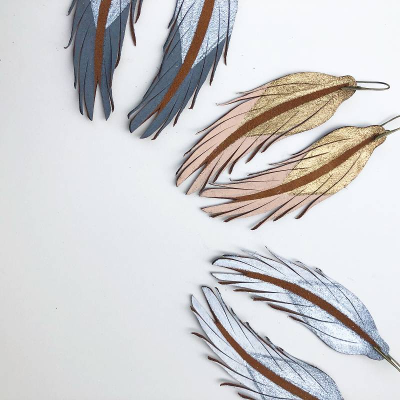 Kurze Feder Ohrringe - Leder 4, 5 "Bernstein Wildleder Mit Silber, Gold, Weiß, Pfirsich Und Dunkelgrau." von BigImaginationDesign