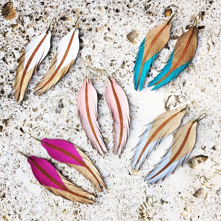 Kurze Feder Ohrringe - Leder 4, 5"Bernstein Wildleder Mit Türkis, Gold, Weiß, Rosa, Roségold, Silber Oder Fuchsie von BigImaginationDesign