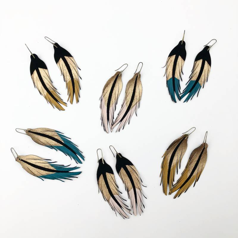 Kurze Feder Ohrringe - Leder 4, 5 "Schwarzes Wildleder Mit Türkis, Gelbem Ocker Oder Perfektem Pfirsich." von BigImaginationDesign