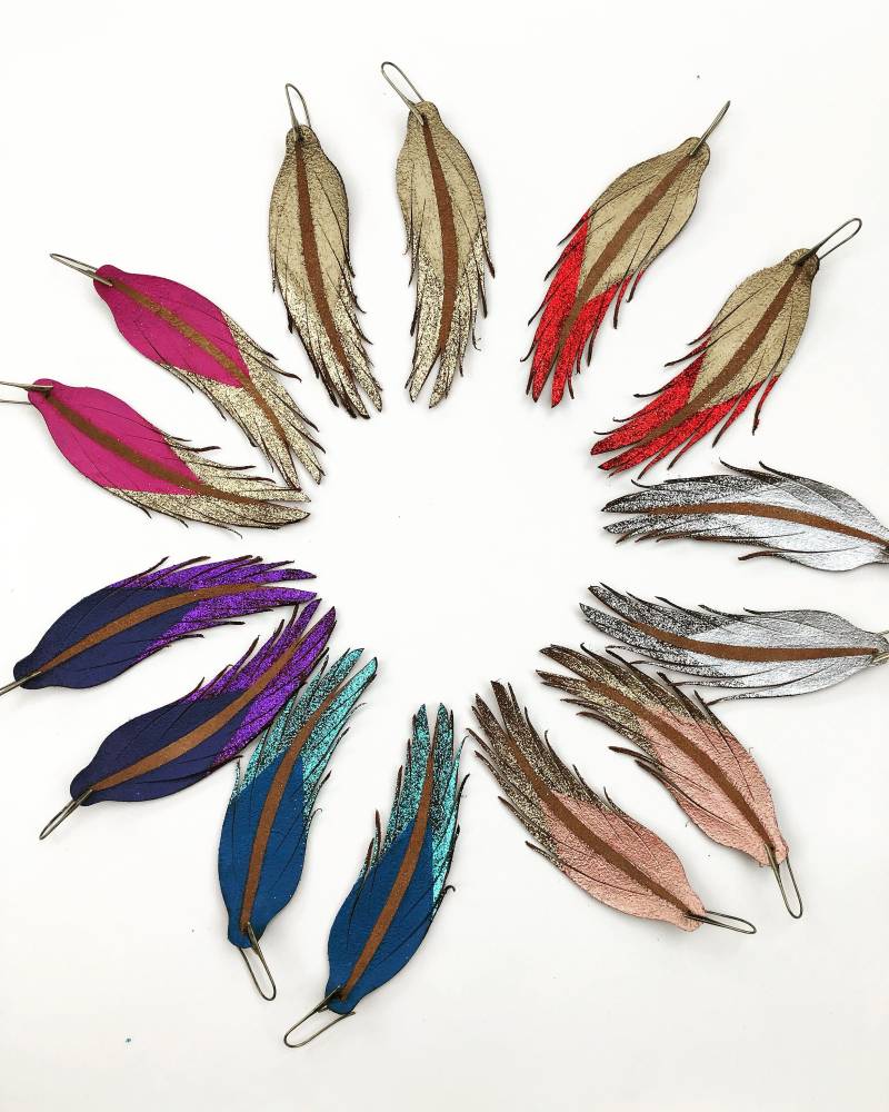 Kurze Feder Ohrringe - Leder Glitzer 11, 5 cm Bernstein Wildleder Mit Gold, Silber, Roségold, Fuchsia, Lila, Blau Oder Rot von BigImaginationDesign