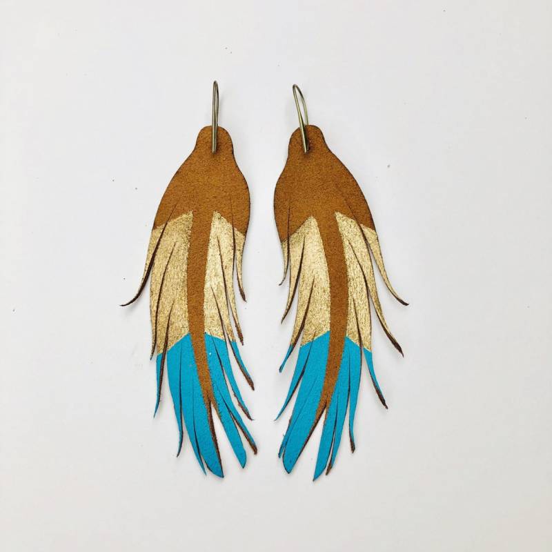Kurze Feder Ohrringe - Leder Schmuck 11, 5 cm Aus Braunem Wildleder Mit Türkis Und Goldfarbe Lederschmuck von BigImaginationDesign