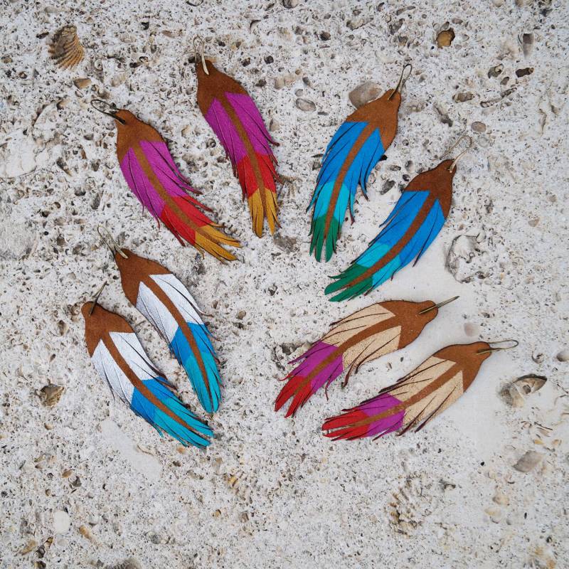 Kurze Federohrringe - Leder 11, 5 cm Bernstein Wildleder Mit Gold, Rot, Fuchsia, Gelber Ocker, Silber, Blau, Türkis & Grün von BigImaginationDesign