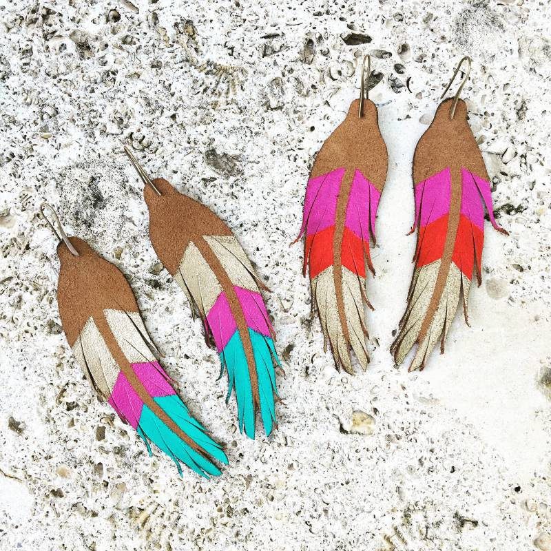 Kurze Federohrringe - Leder 11, 5 cm Wildleder Mit Fuchsia, Rot Und Gold Oder Gold, Fuchsia Türkis von BigImaginationDesign