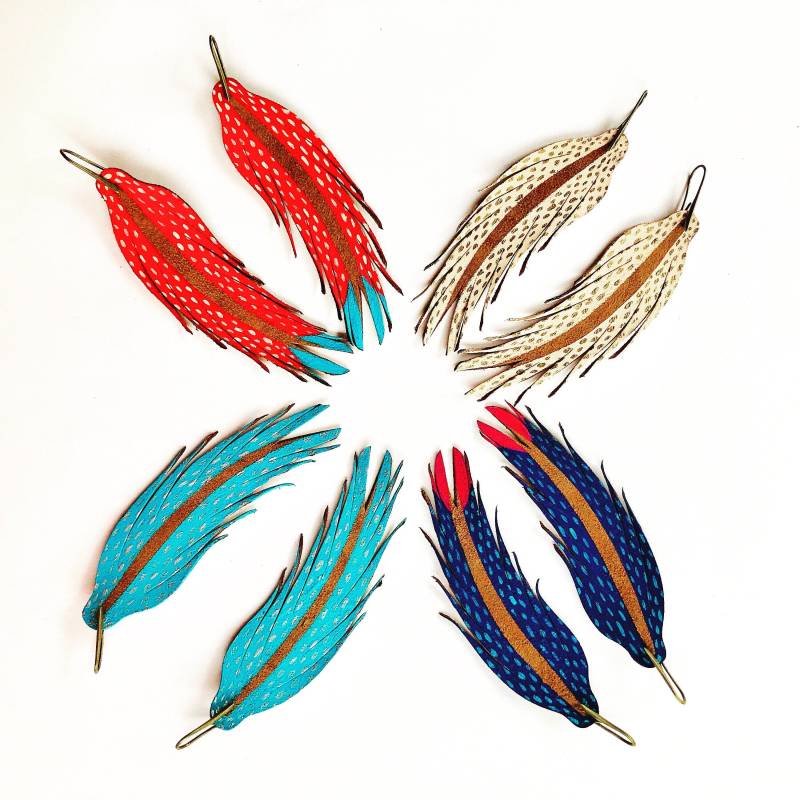 Kurze Federohrringe - Leder 4, 5 "Bernstein Wildleder Mit Rot, Off White, Türkis, Dunkelblau, Fuchsia, Gold." von BigImaginationDesign