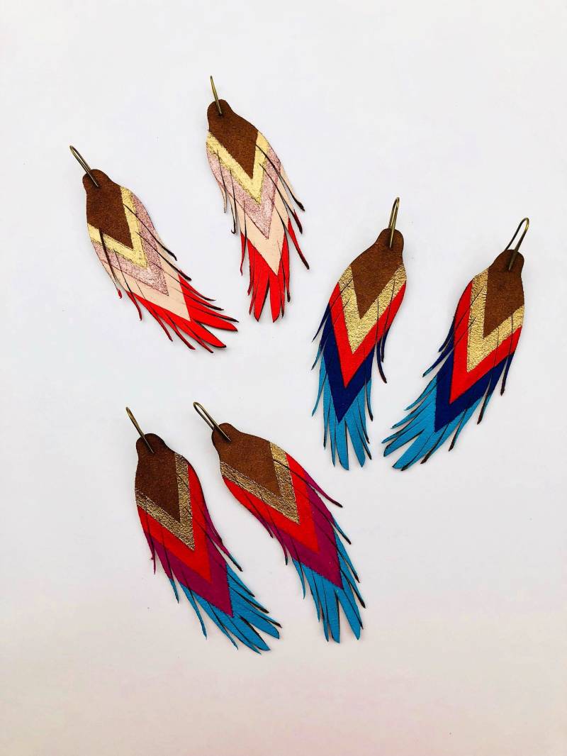 Kurze Federohrringe - Leder 4, 5 "Bernstein Wildleder Mit Rot, Roségold, Pfirsich, Gold, Türkis, Dunkelblau, Fuchsia." von BigImaginationDesign