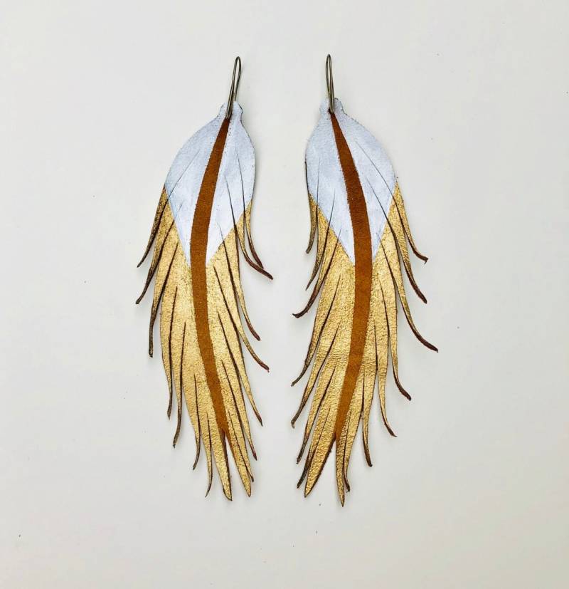 Lange Feder Ohrringe - Leder Schmuck 16, 1 cm Beige Wildleder Mit Weiß & Goldbemalung Jen Hatmaker von BigImaginationDesign