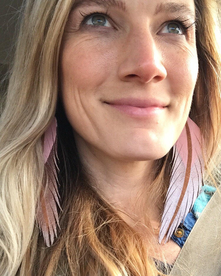 Lange Feder Ohrringe - Leder Schmuck 16, 1 cm Bernstein Wildleder Mit Rose Gold & Hellrosa Farbe von BigImaginationDesign