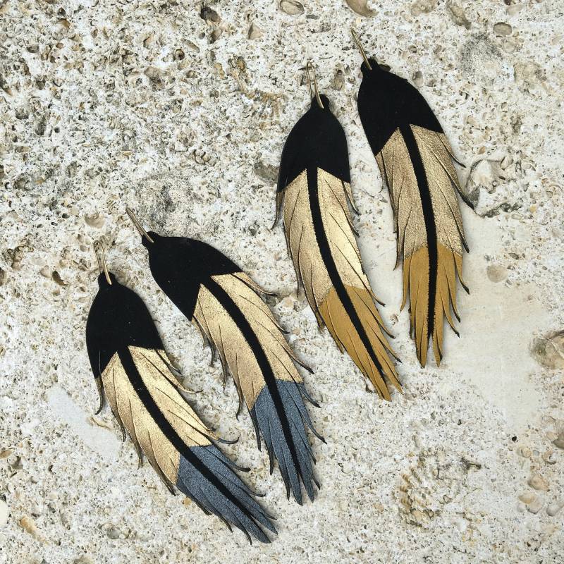 Lange Feder Ohrringe - Leder Schmuck 16, 1 cm Schwarzes Wildleder Mit Zinn/Gold Farbe Oder Gelber Ocker von BigImaginationDesign