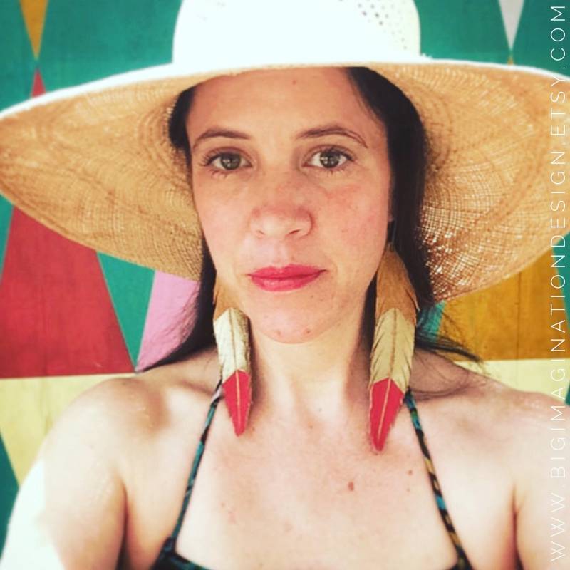 Lange Feder Ohrringe - Leder Schmuck Hellbraunes Wildleder Mit Roter Und Goldbemalung von BigImaginationDesign