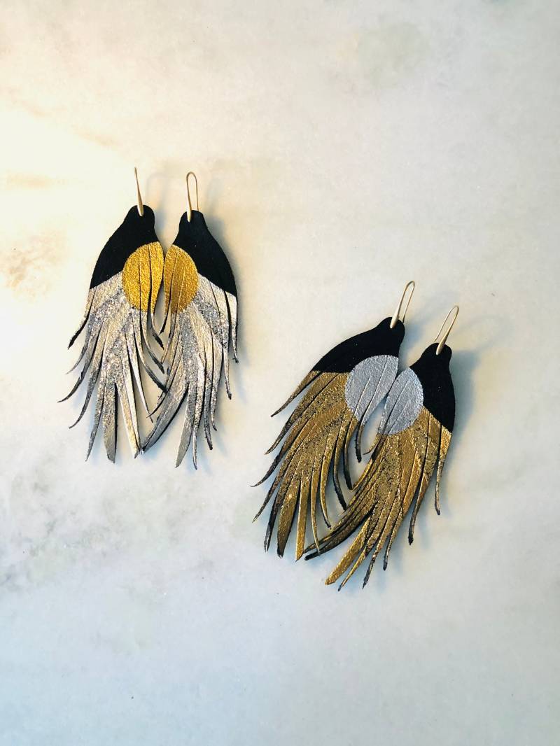 Moderner Sonnenuntergang - Kurze Leder Feder Ohrringe 4, 5 "statement Boho Glitzer von BigImaginationDesign