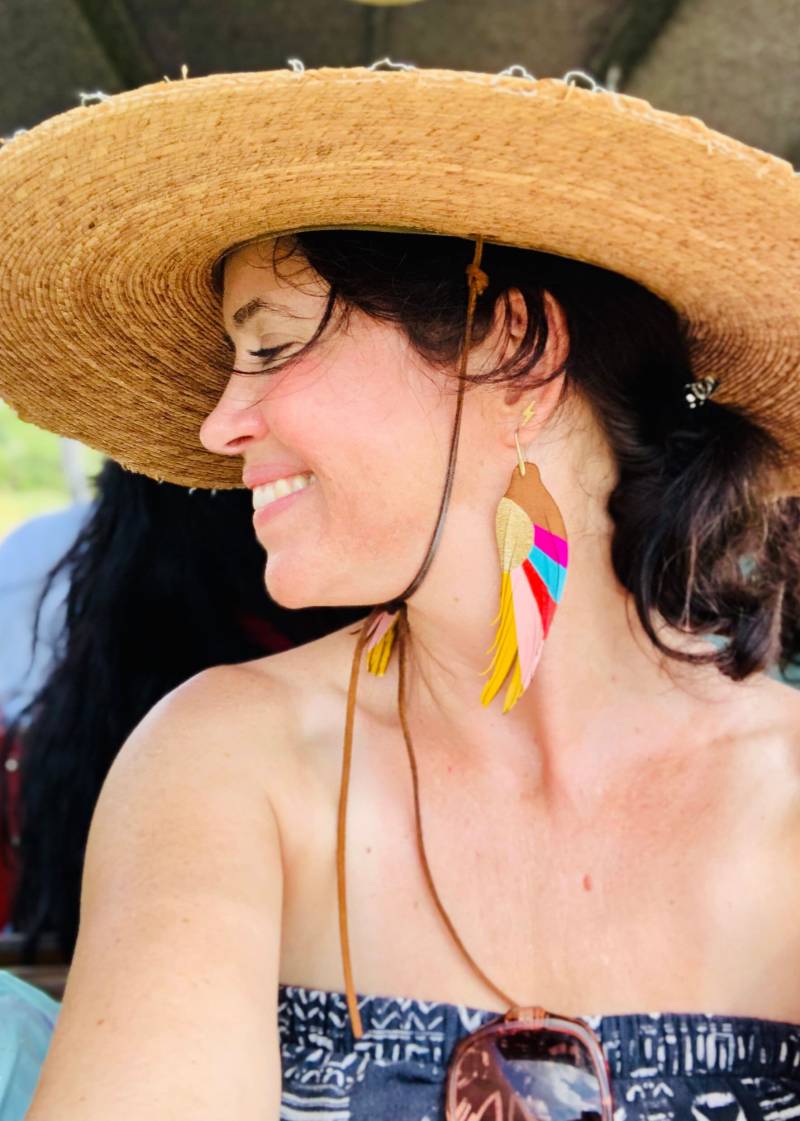 Moderner Sonnenuntergang - Kurze Leder Feder Ohrringe 4, 5 "statement Boho Regenbogen von BigImaginationDesign