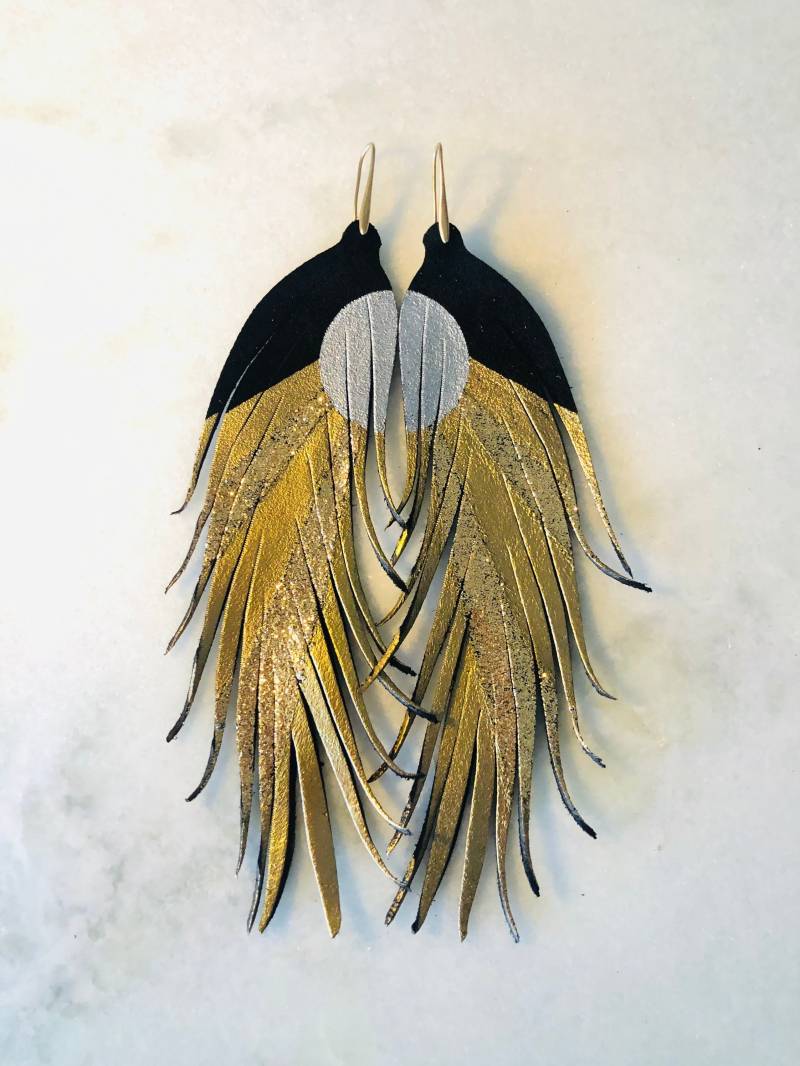 Moderner Sonnenuntergang - Lange Leder Feder Ohrringe 15 cm Statement Boho Gold Glitzer von BigImaginationDesign