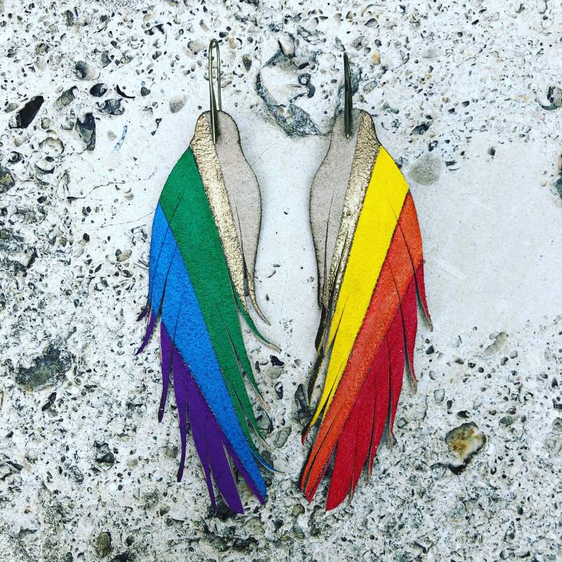 Regenbogen Feder Ohrringe - Leder 11, 5 cm Bernstein Wildleder Mit Rot, Orange, Gelb, Grün, Blau, Lila Und Gold von BigImaginationDesign