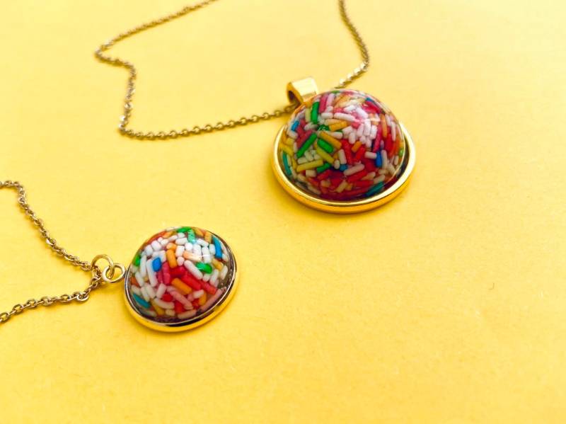 Bunter, Handgemachter Zuckerstreusel Anhänger in Zwei Größen Mit Kette Aus Edelstahl von BigJulesShop