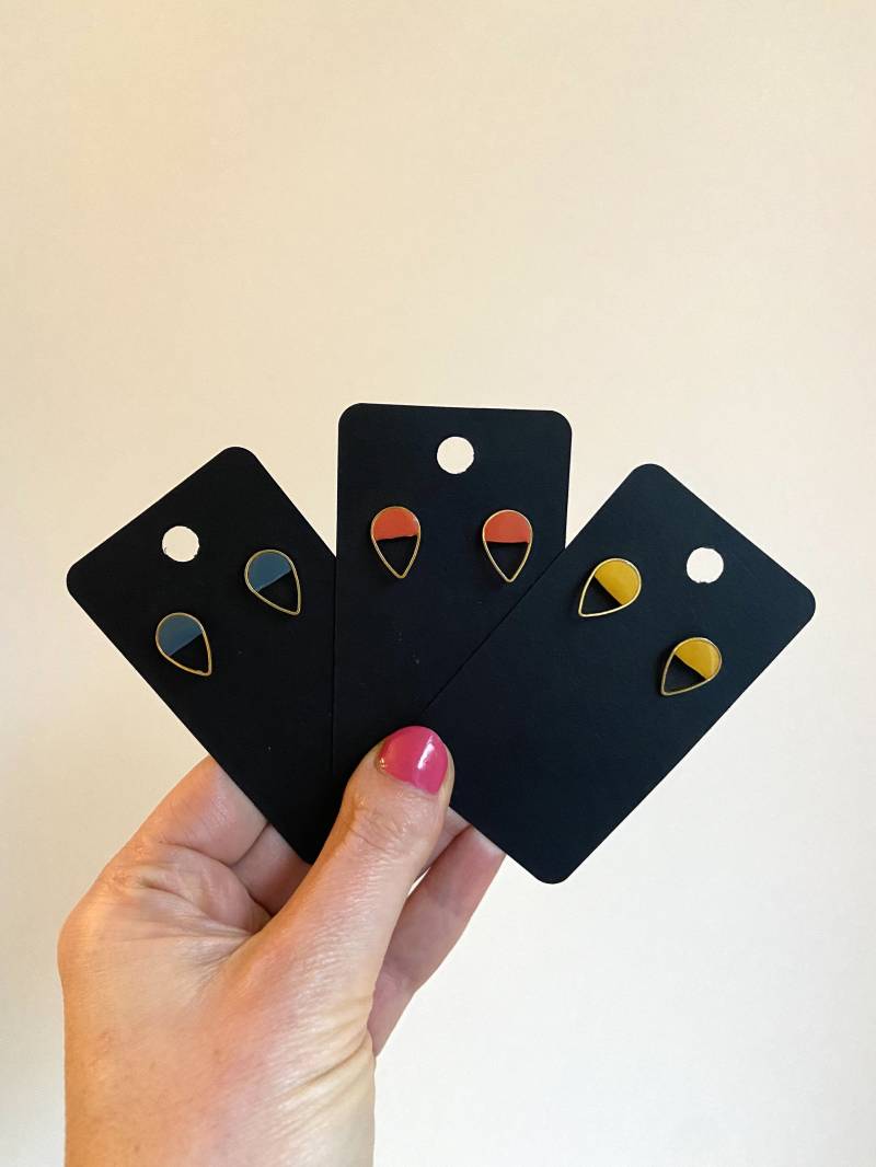 Handgemachte Tropfen Ohrstecker in Verschiedene Farben Mit Goldrand Handgemachte Tropfen Ohrstecker in Verschiedene Farben Mit Goldrand von BigJulesShop