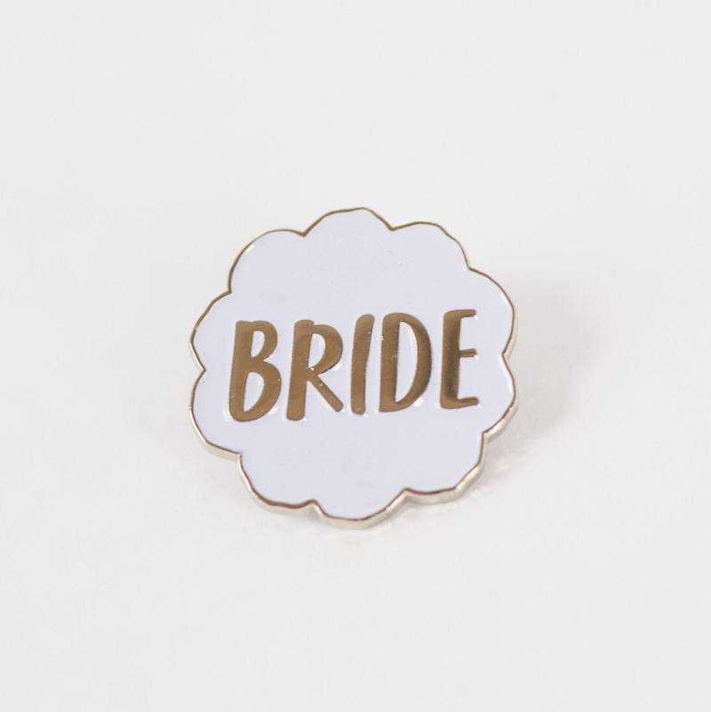 Braut Emaille Pin - Diese Süße Hochzeits-Emaille-Pin Ist in 2 Farben Erhältlich Tolles Verlobungsgeschenk, Perfektes Junggesellinnenabkomme Oder von BigLeaguePins