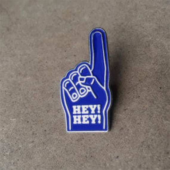 Chicago Cubs Emaille-Pin - Hey Hey Foam Finger Emaille Pin in Cubbie Blue Perfektes Fan Geschenk Tolles Sport von BigLeaguePins