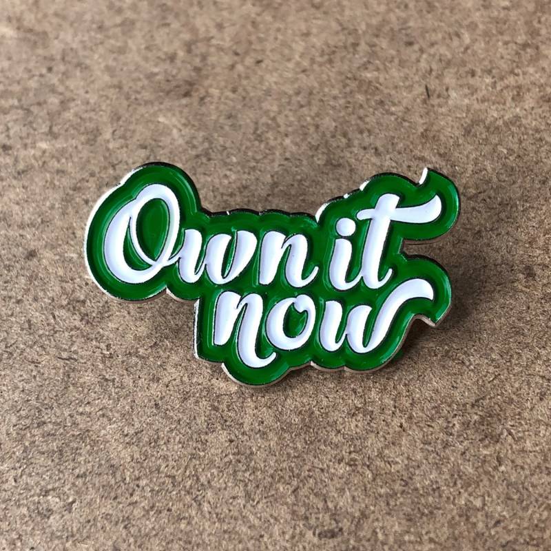 Chicago Cubs Emaille Pin - "Own It Now" Slogan, Fangeschenk von BigLeaguePins