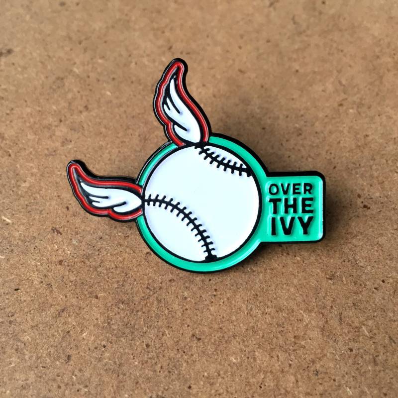 Chicago Cubs Emaille Pin Wrigley Field "Over The Ivy' Design. Feiern Sie Dinger, Wie Sie Aus Dem Park Segeln Chicago Cubs Emaille Pin Wrigley Field "Over The Ivy' Design. Feiern Sie Dinger, Wie Sie Aus Dem Park Segeln von BigLeaguePins