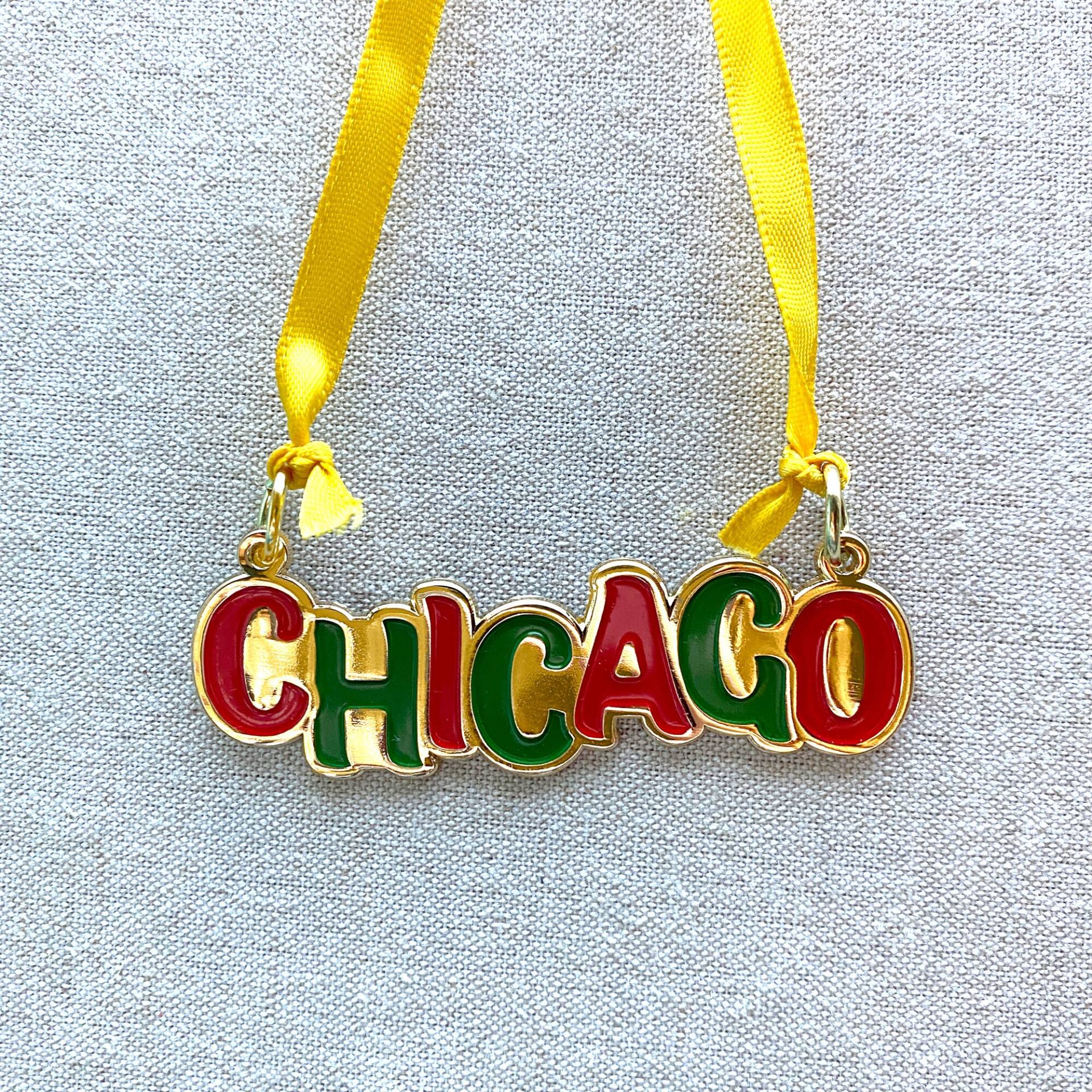 Chicago Ornament - Schmücken Sie Ihre Weihnachtshallen Mit Dieser Festlichen Rot, Grün Und Goldenen Weihnachtsverzierung Tolles Chicago-Geschenk Chicago Ornament - Schmücken Sie Ihre Weihnachtshallen Mit Dieser Festlichen Rot, Grün Und Goldenen Weihnachtsverzierung Tolles Chicago-Geschenk von BigLeaguePins