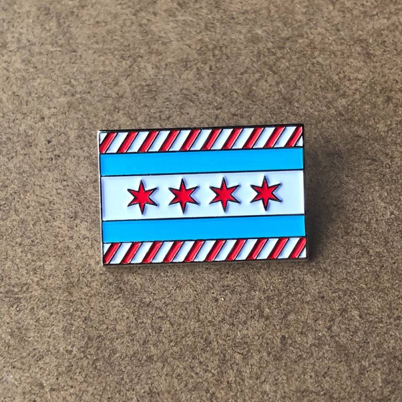 Holiday Chicago Flag Emaille Pin - The Macht Weihnachten Bereit Mit Unserem Unwiderstehlichen Zuckerstangen Streifen Design Cooles Geschenk von BigLeaguePins