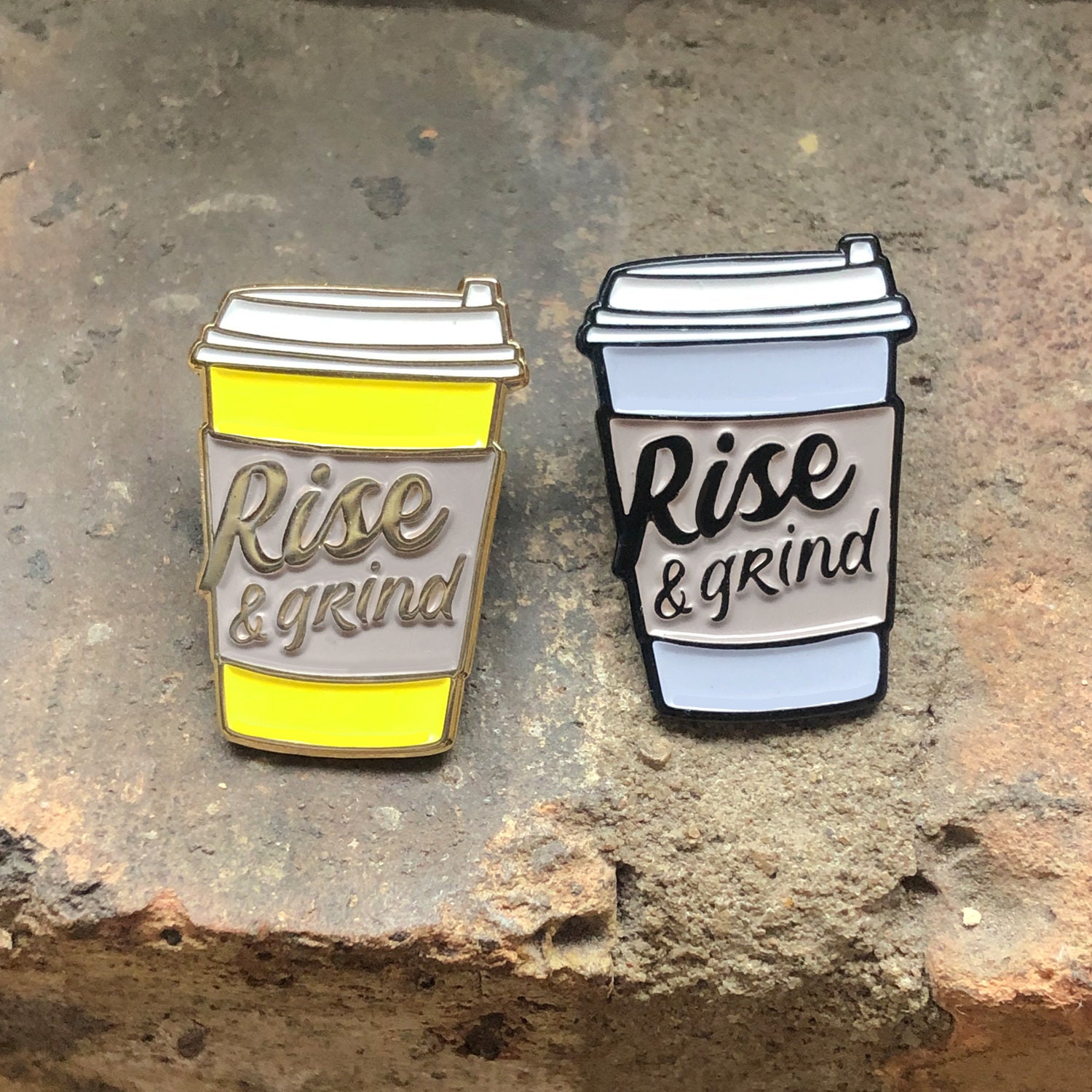 Kaffeetasse Emaille Pin. Du Liebst Dein Java? Immer Kaffee To Go? Tragen Sie Ihren Hustle Mit Diesem Rise & Grind Pin Perfektes Kaffeeliebhaber von BigLeaguePins