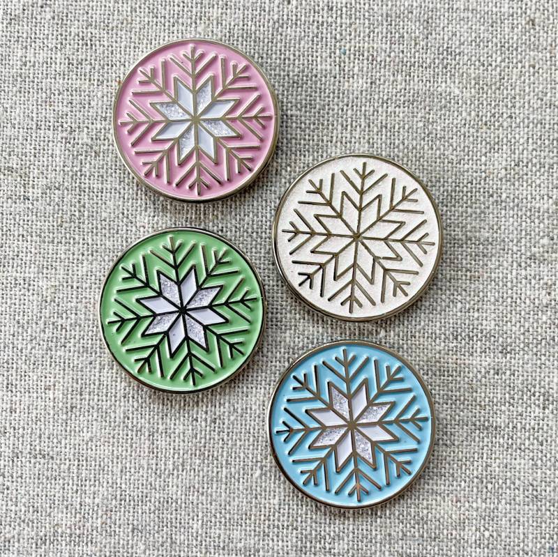 Schneeflocken Emaille Pin - Lass Es Schneien Mit Einem Funkelnden, Glitzernden Pin 4 Hübsche Farben, Der Perfekte Winterakzent Netter von BigLeaguePins