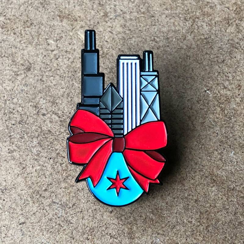 Urlaub Chicago Emaille Pin - Die Skyline Von Ziert Die Feiertage Auf Diesem Festlichen Pin Geschenk. Flagge von BigLeaguePins