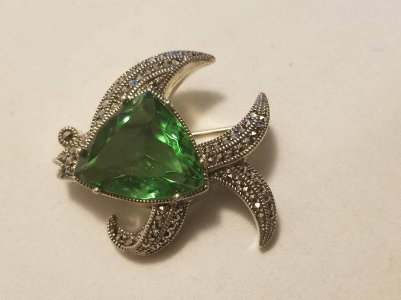 Vintage Sterling Silber/Grün Stein Fisch Brosche von BigLouAntiqueGems
