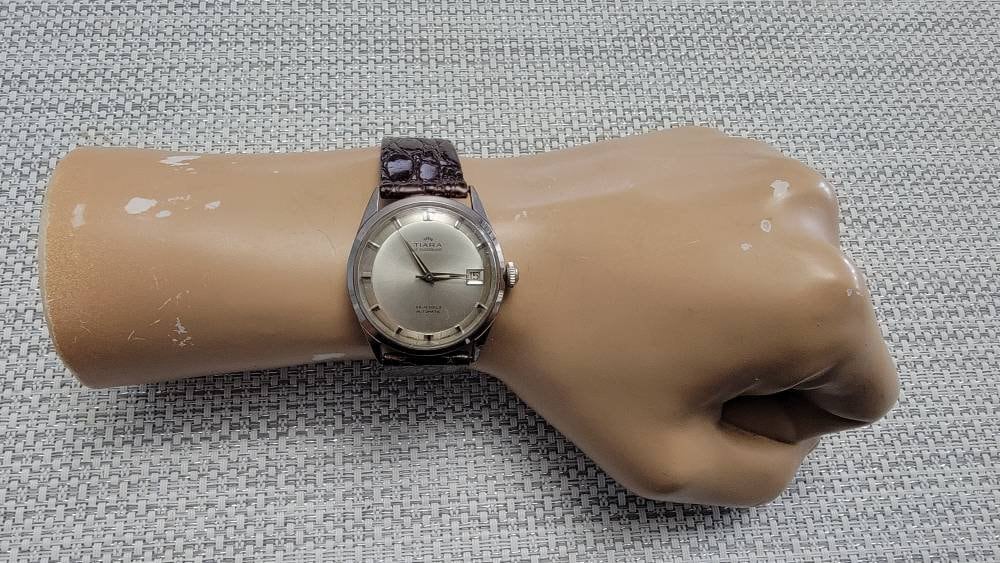 Vintage Tiara Der Schweiz Edelstahl 25 Juwelen Automatik Herrenuhr Vintage Tiara Der Schweiz Edelstahl 25 Juwelen Automatik Herrenuhr von BigLouAntiqueGems