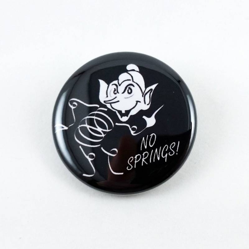 Coily The Spring Sprite | 1 1/4 Zoll Button Mst3K Rifftrax Kurz A Case Of Fever von BigMeanPunk