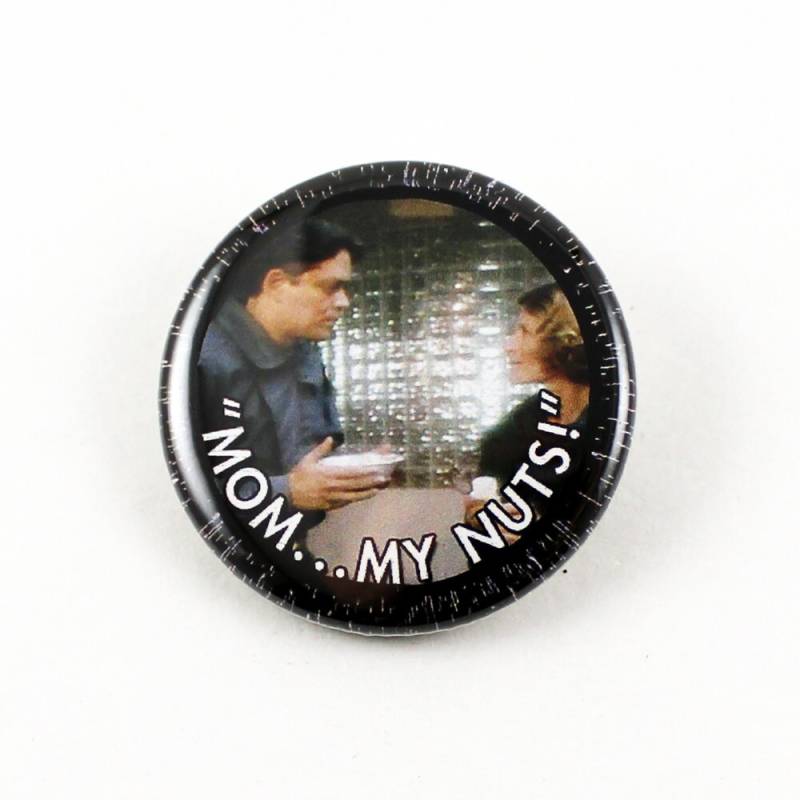 Mst3K Button Überzogen Auf Der Memory Bank - "Mom...my Nuts" | Durchmesser 2, 5 cm von BigMeanPunk