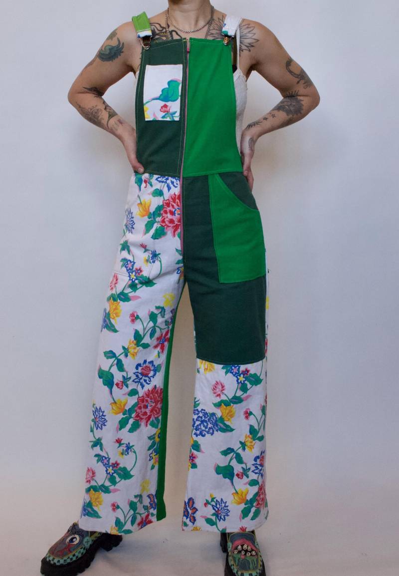 Geblümte Und Grüne Patchwork-Latzhose von BigMouthUnique