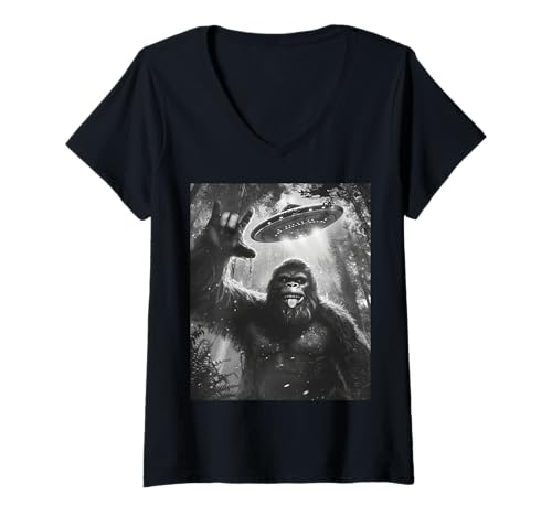 Damen Lustiges Sasquatch Bigfoot Rock On Selfie mit UFO Alien Untertasse T-Shirt mit V-Ausschnitt von Bigfoot Sasquatch Selfie Shirts & Gifts