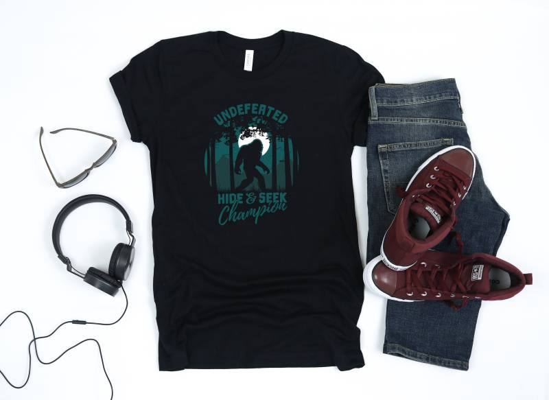 Bigfoot Undefeated Hide & Seek Champion Shirt Krypta von BigfootSociety