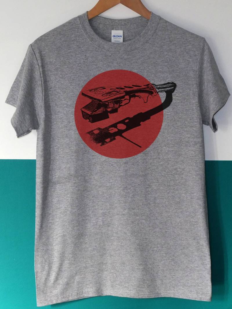 Plattenspieler T-Shirt Handsiebdruck Gildan Heavy Cotton T-Shirt von BiggFrank