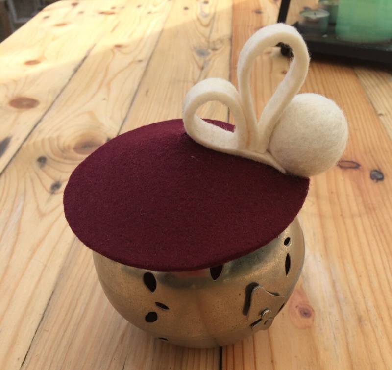 Forthy. Burgund Und Warmweiß Filz Fascinator/Kopfstück/Mini Hut von Biglidihead