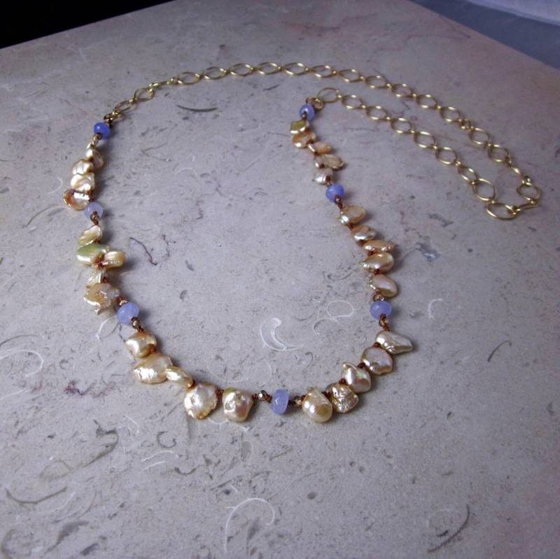 Handgeknüpfte Keshi Perlenkette Lavendelachat, 14K Gold Filled von Bihls