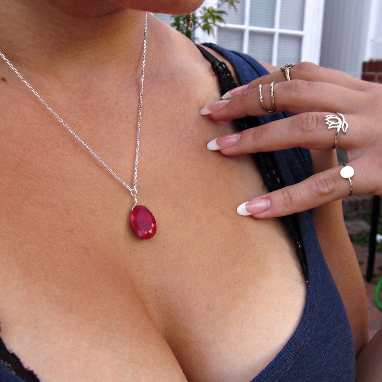 Rustikale Oval Rubin Anhänger Juli Geburtsstein, Sterling Silber von Bihls