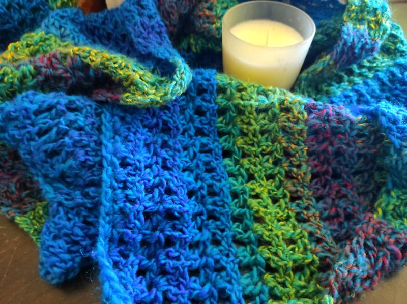 Blau Bunter Wollschal - Gehäkelter Schal Wollstola von BiiienisKunstkorb