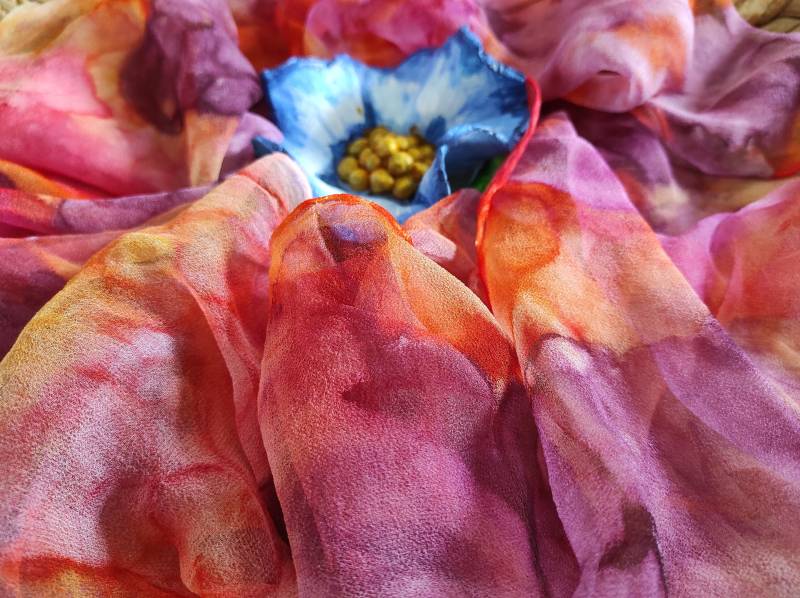 Bunter Seidenschal Aus Handbemalter Chiffon Seide in Dunklem Bordeaux, Rot, Pink Und Orange - Seidenmalerei Schal Seidentuch von BiiienisKunstkorb