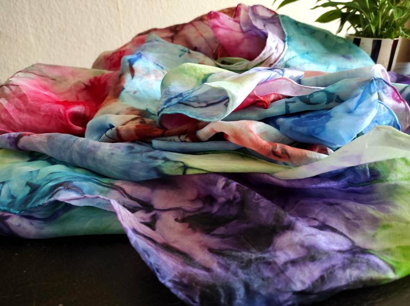 Bunter Seidenschal Aus Handbemalter - Seidenmalerei Stola Ponge 05 Seidentuch Reine Seide Verschiedene Farben von BiiienisKunstkorb