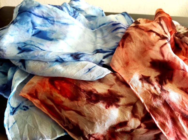 Bunter Seidenschal Handbemalt - Weiche Seidenstola Seidentuch in Blau Und Braun Seidenmalerei von BiiienisKunstkorb