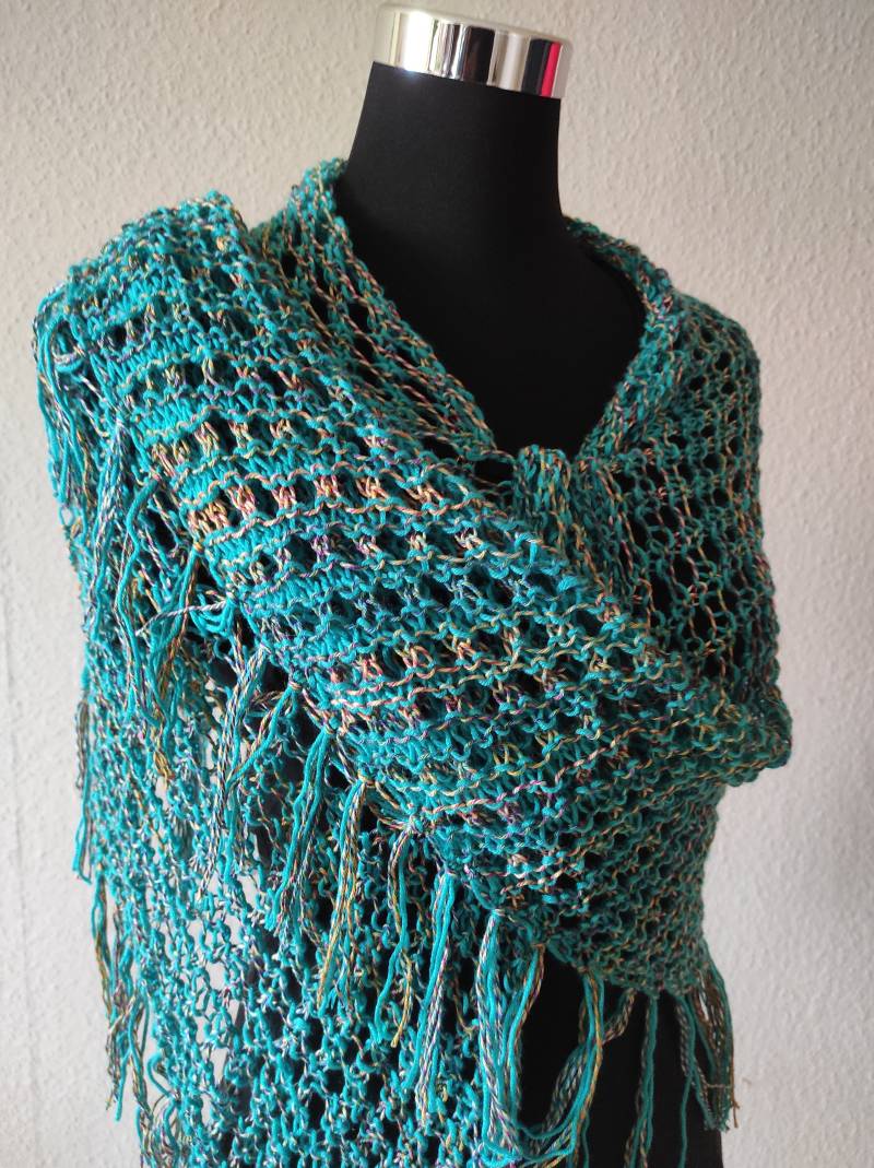 Buntes Smaragd Blaues Dreieckstuch Mit Fransen - Gestricktes Schultertuch in Leuchtenden Farben Strickstola Fransenstola von BiiienisKunstkorb